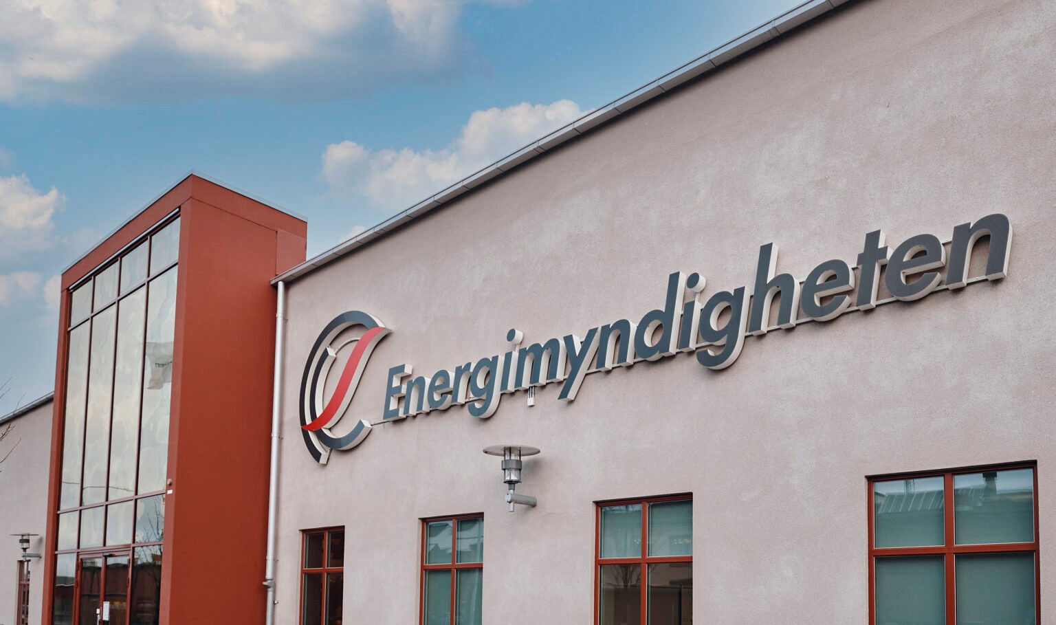 Energimynighetens logotyp på fasaden till deras huvudkontor